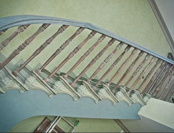 С-образная на металлокаркасе